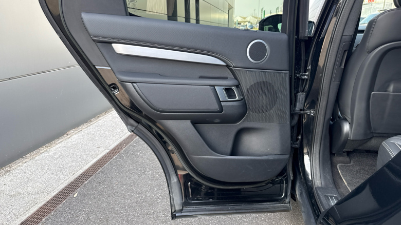 Land Rover Discovery 3.0 D300 Dynamic SE 5dr Auto Diesel Station Wagon